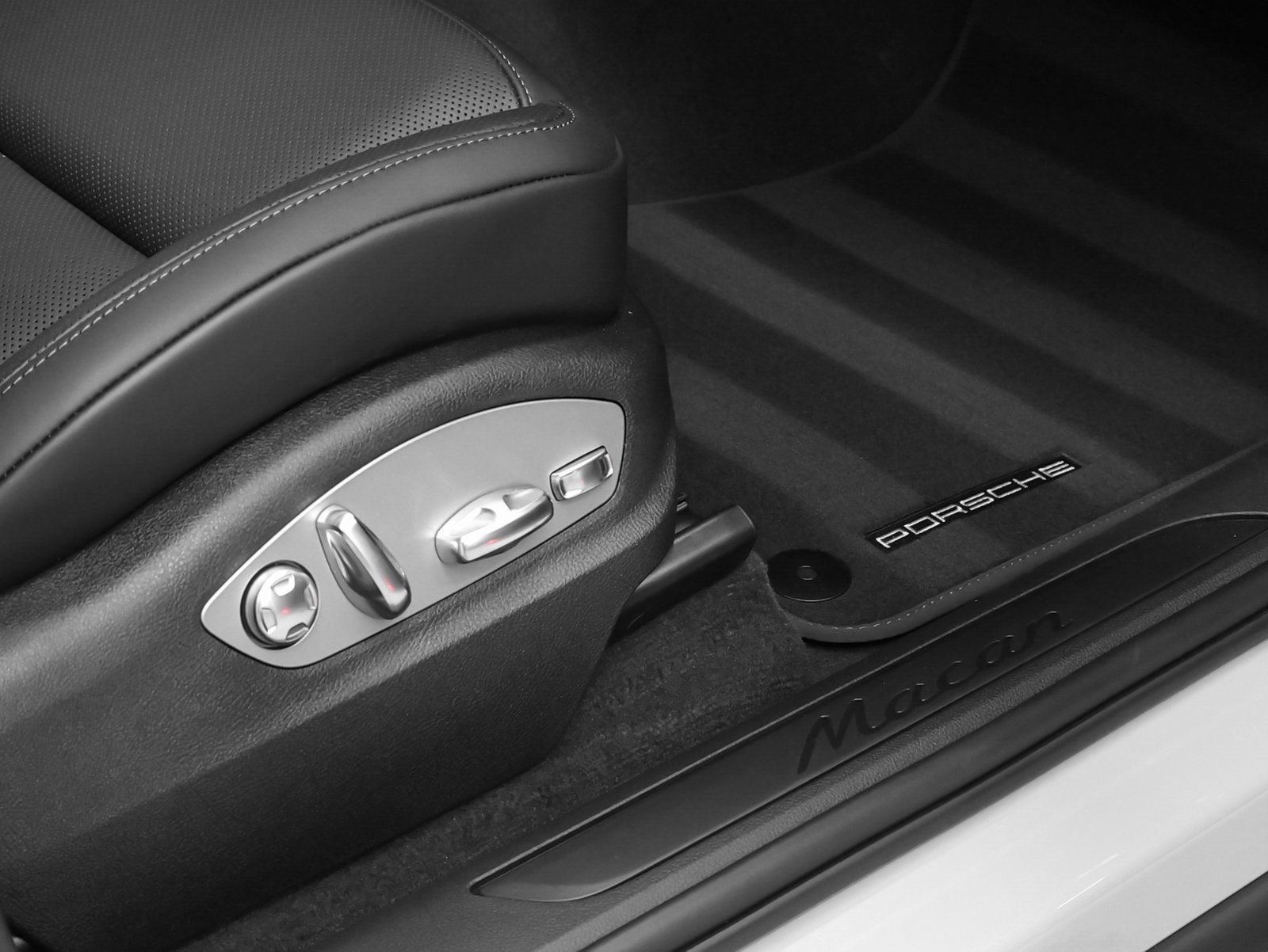 New 2026 Porsche Macan image 19