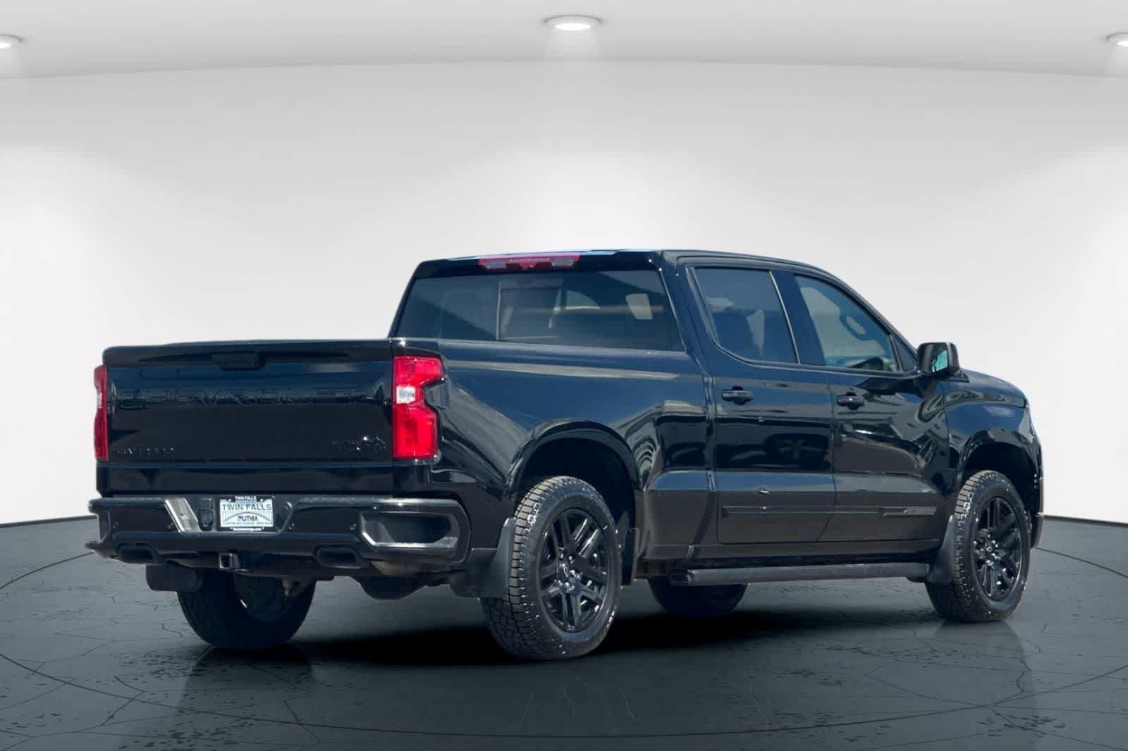 Used 2024 Chevrolet Silverado 1500 High Country w/ Midnight Edition AWD/4WD image 2