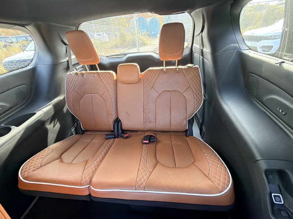 Used 2026 Chrysler Pacifica Pinnacle FWD image 26