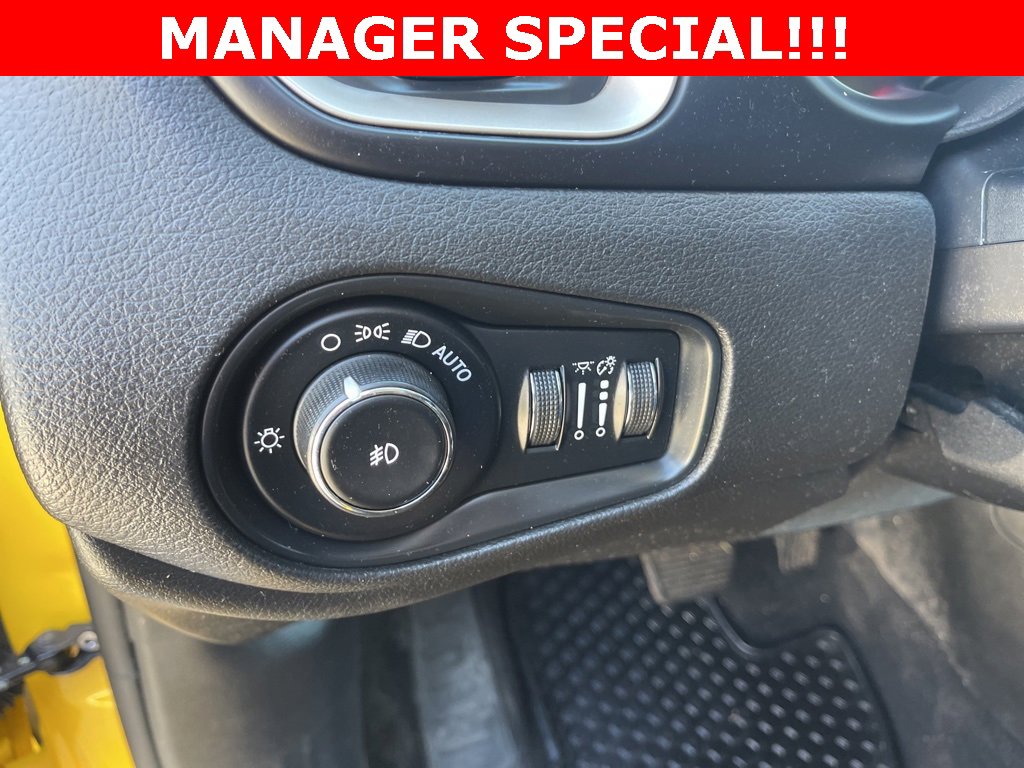 Used 2016 Jeep Renegade Latitude w/ Cold Weather Group image 17