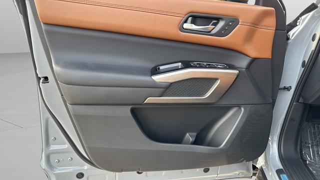 Used 2025 Nissan Pathfinder Platinum AWD/4WD image 10