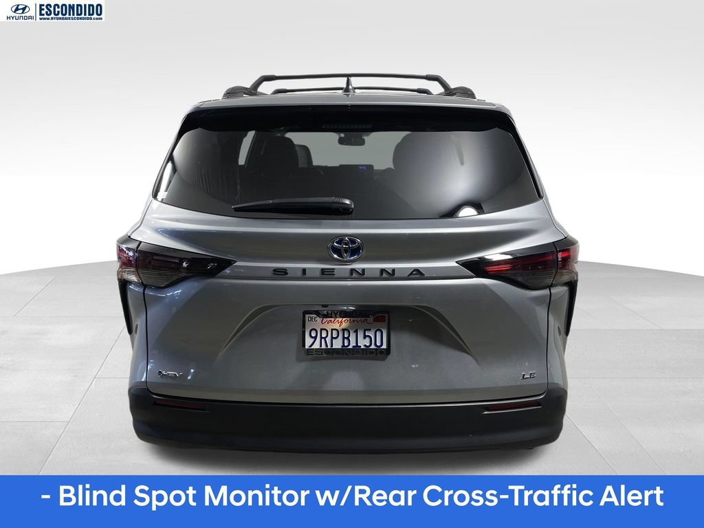Used 2025 Toyota Sienna LE w/ LE Plus Package FWD image 4