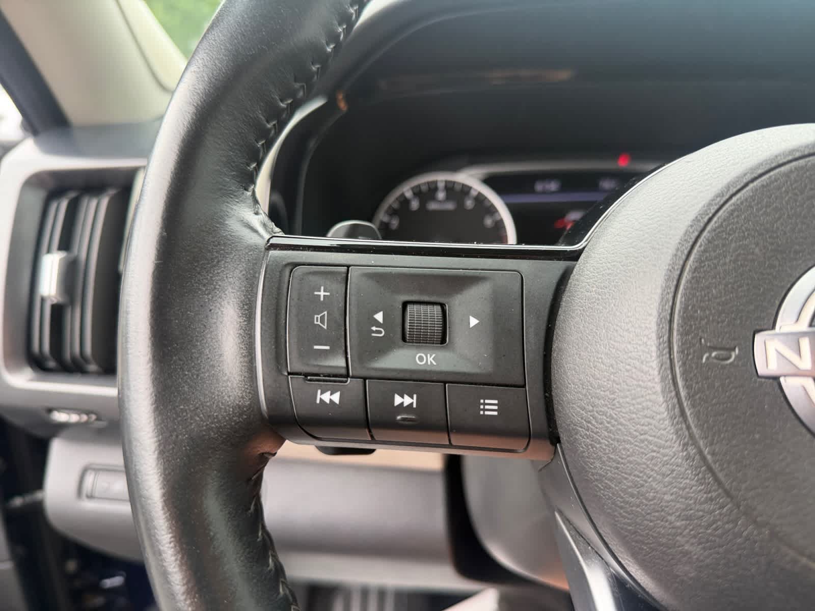 Used 2023 Nissan Pathfinder SL w/ SL Premium Package AWD/4WD image 32