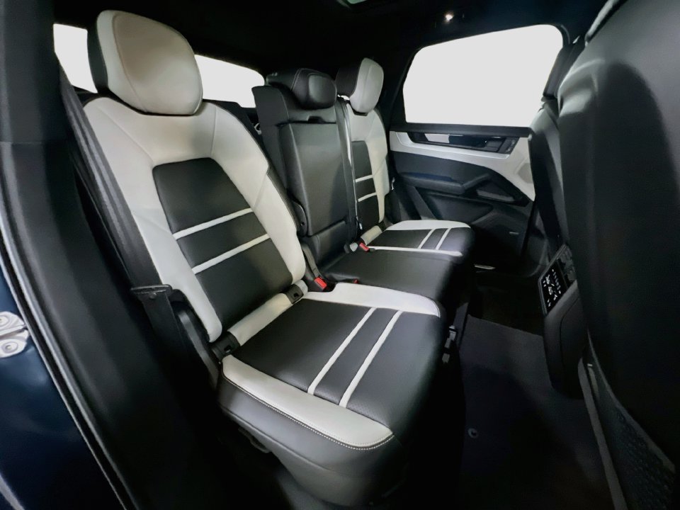 Certified 2026 Porsche Cayenne AWD/4WD image 29