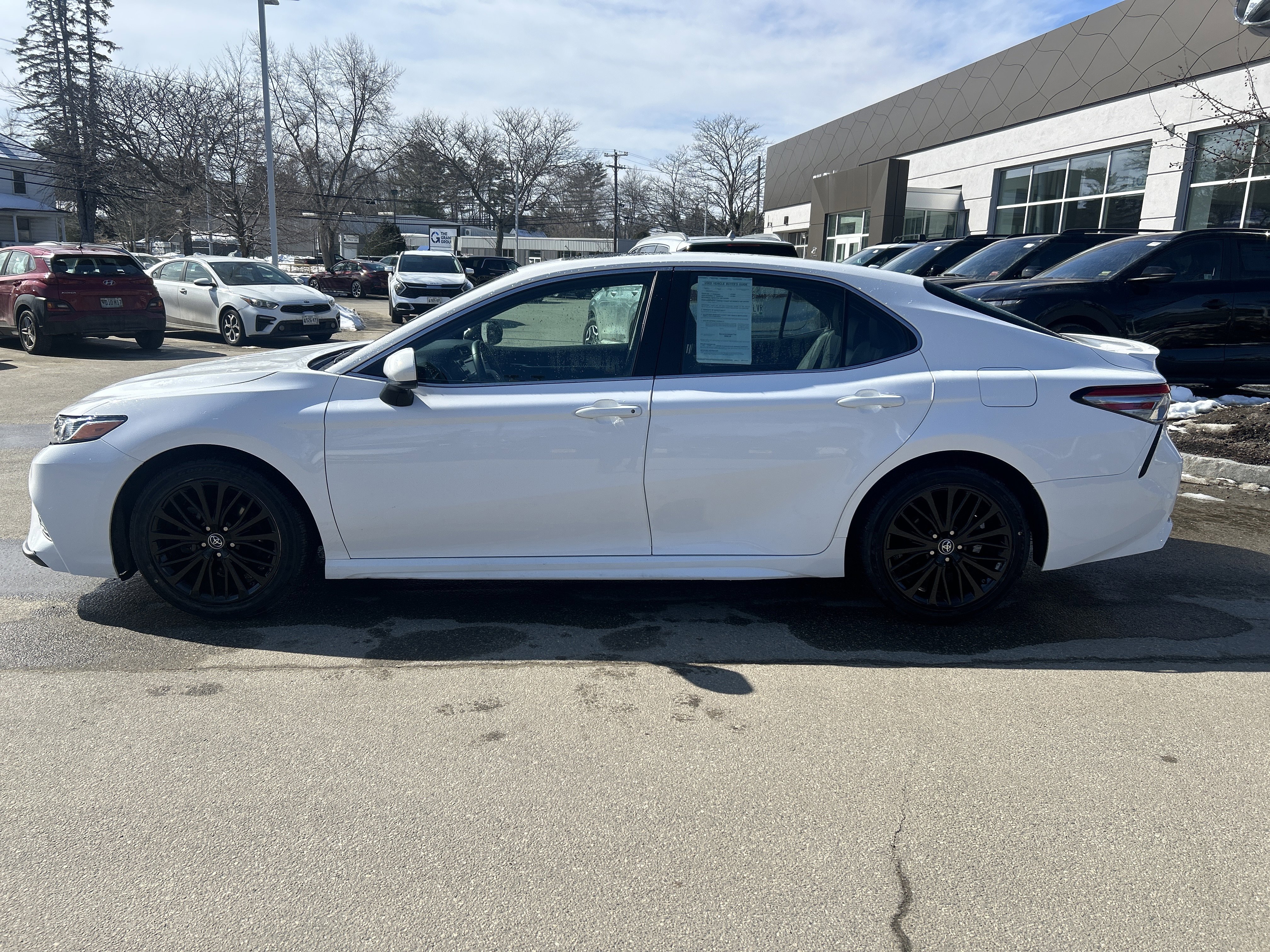 Used 2018 Toyota Camry SE w/ Moonroof Package image 8