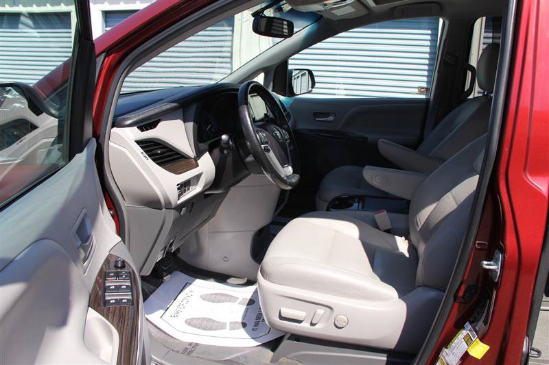 Used 2017 Toyota Sienna XLE Premium AWD/4WD image 22