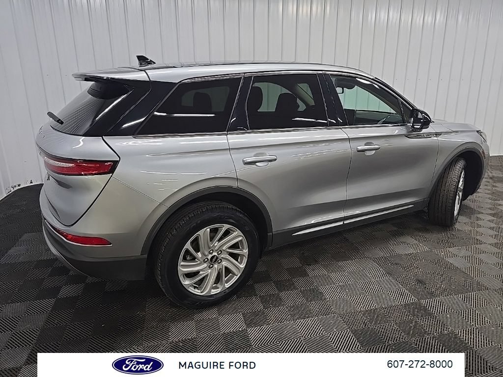Used 2023 Lincoln Corsair AWD image 3