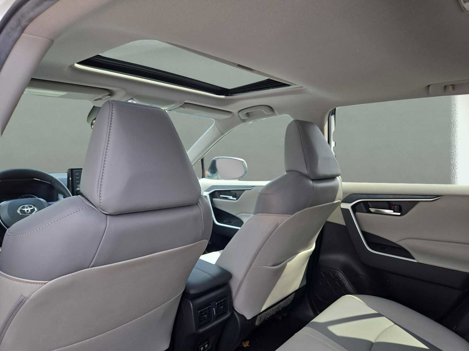 Used 2020 Toyota RAV4 XLE Premium image 18