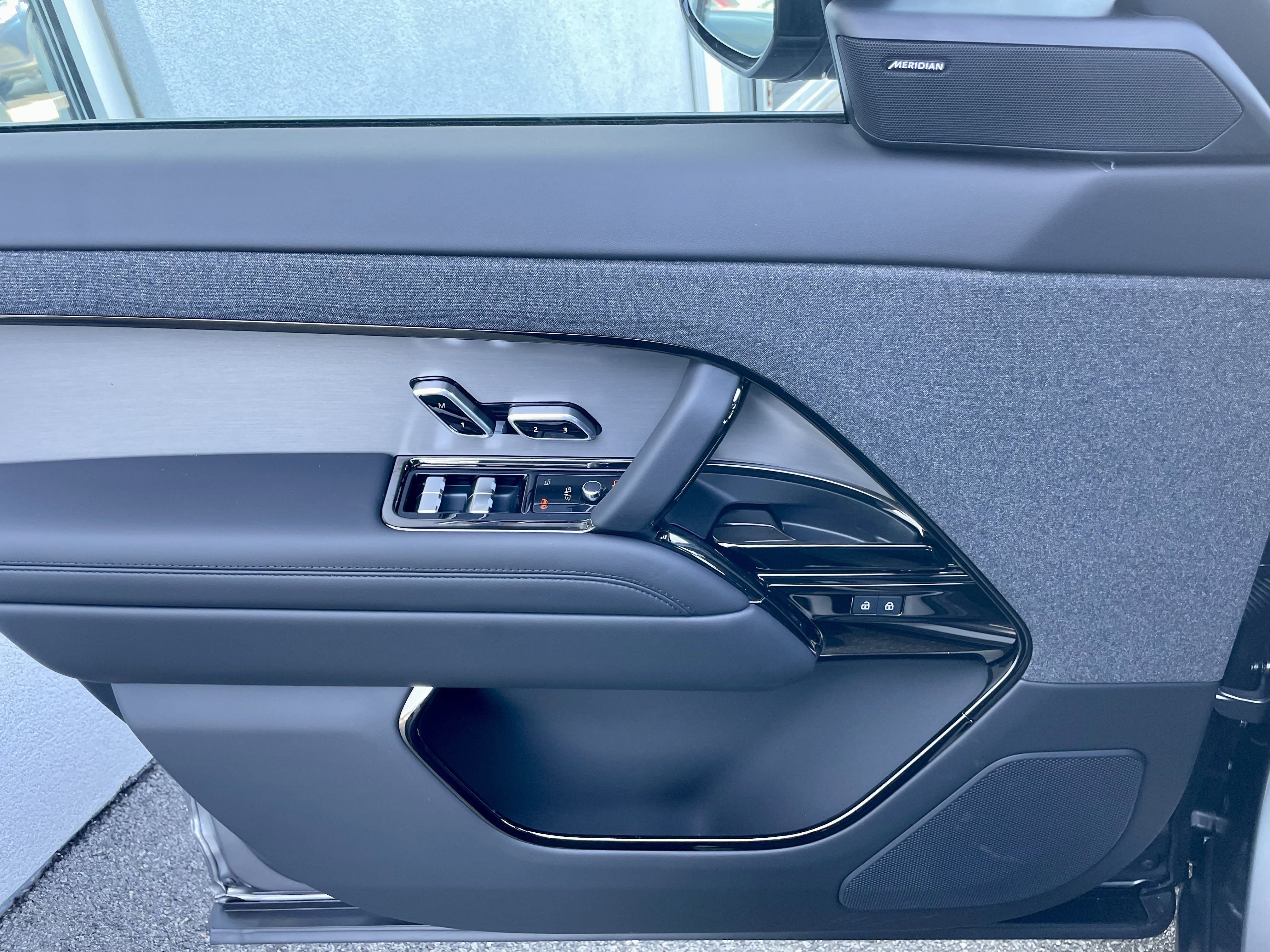 New 2025 Land Rover Range Rover Sport SE image 12