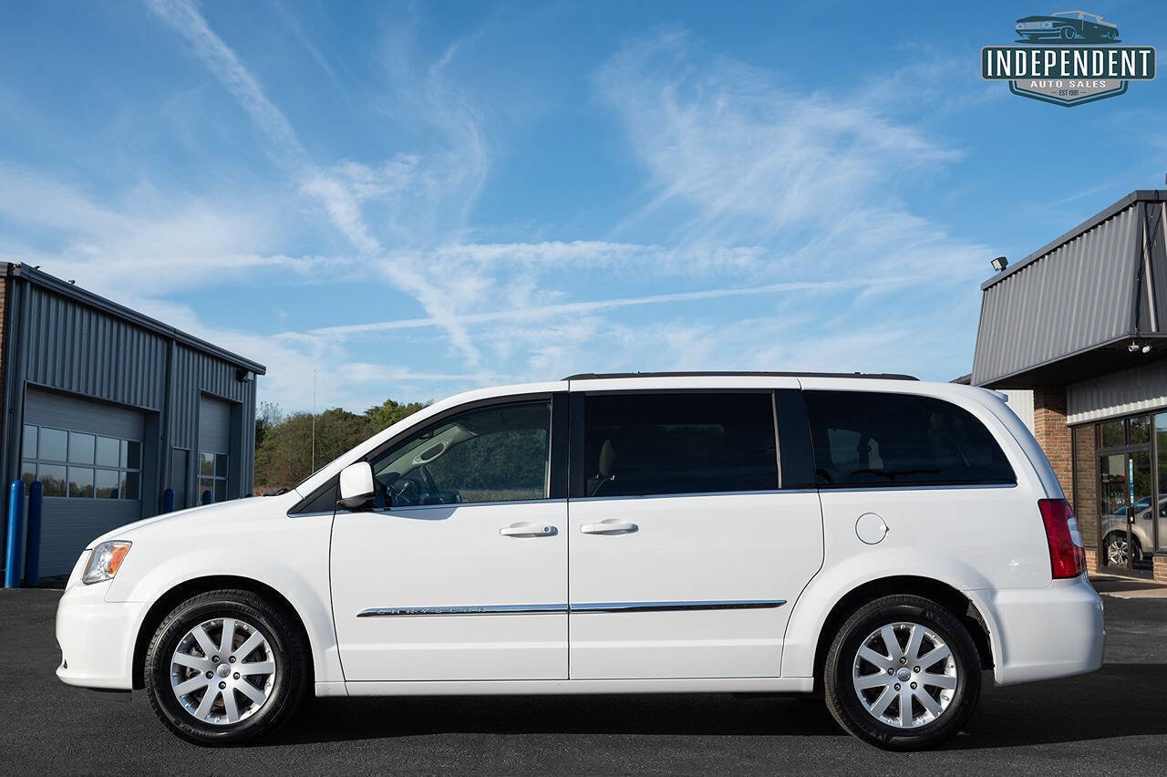 Used 2014 Chrysler Town & Country Touring image 4