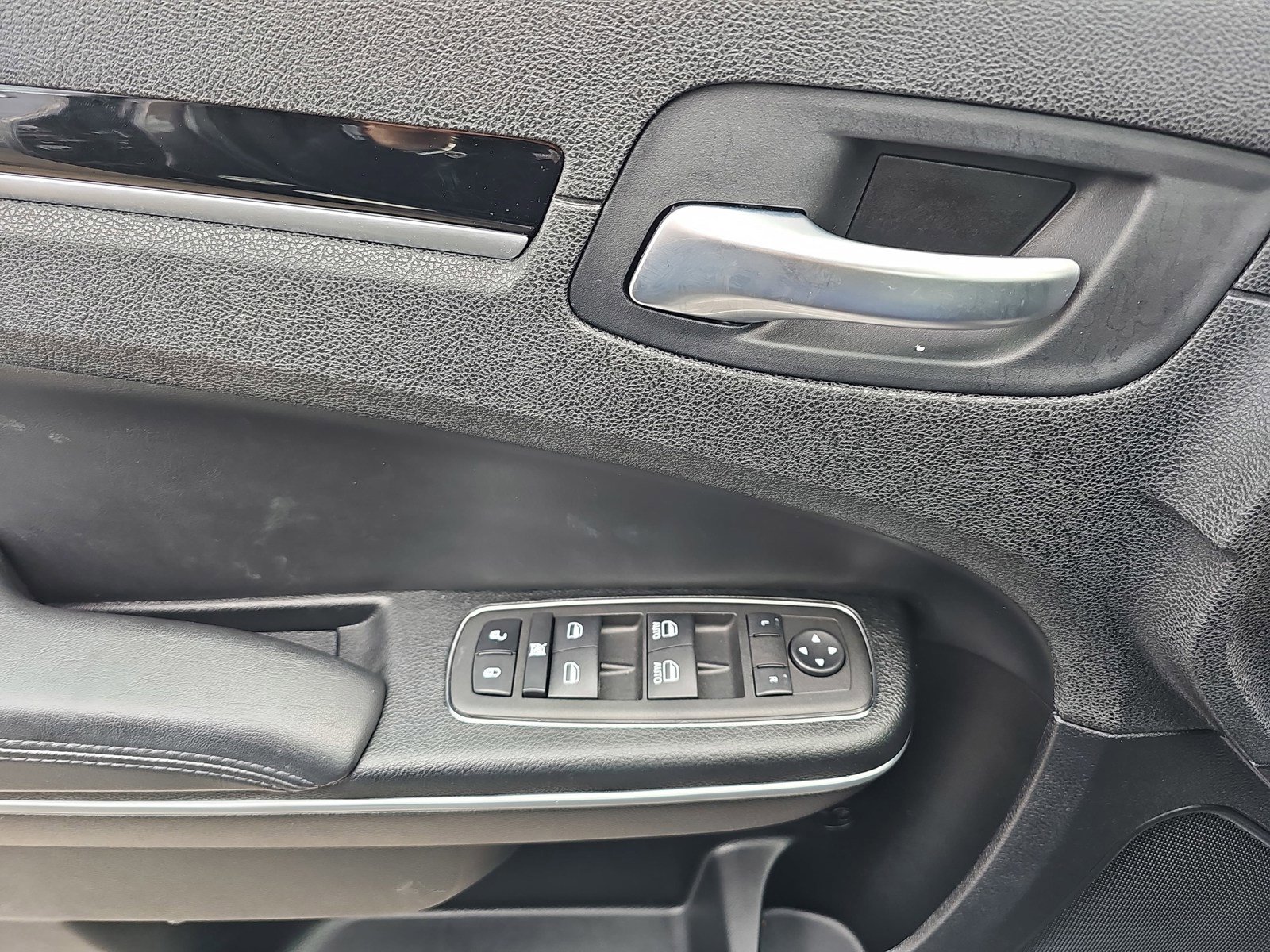 Used 2023 Chrysler 300 Touring RWD image 29