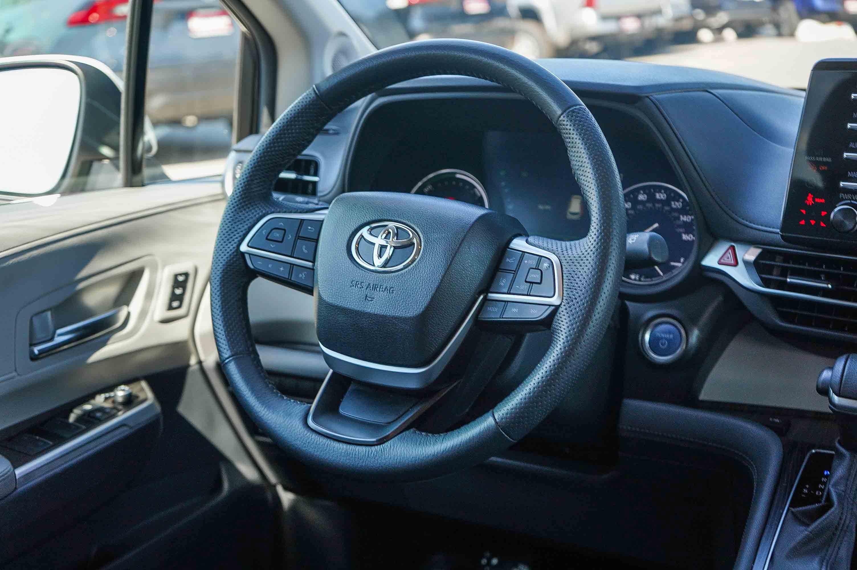 Certified 2024 Toyota Sienna Limited image 16