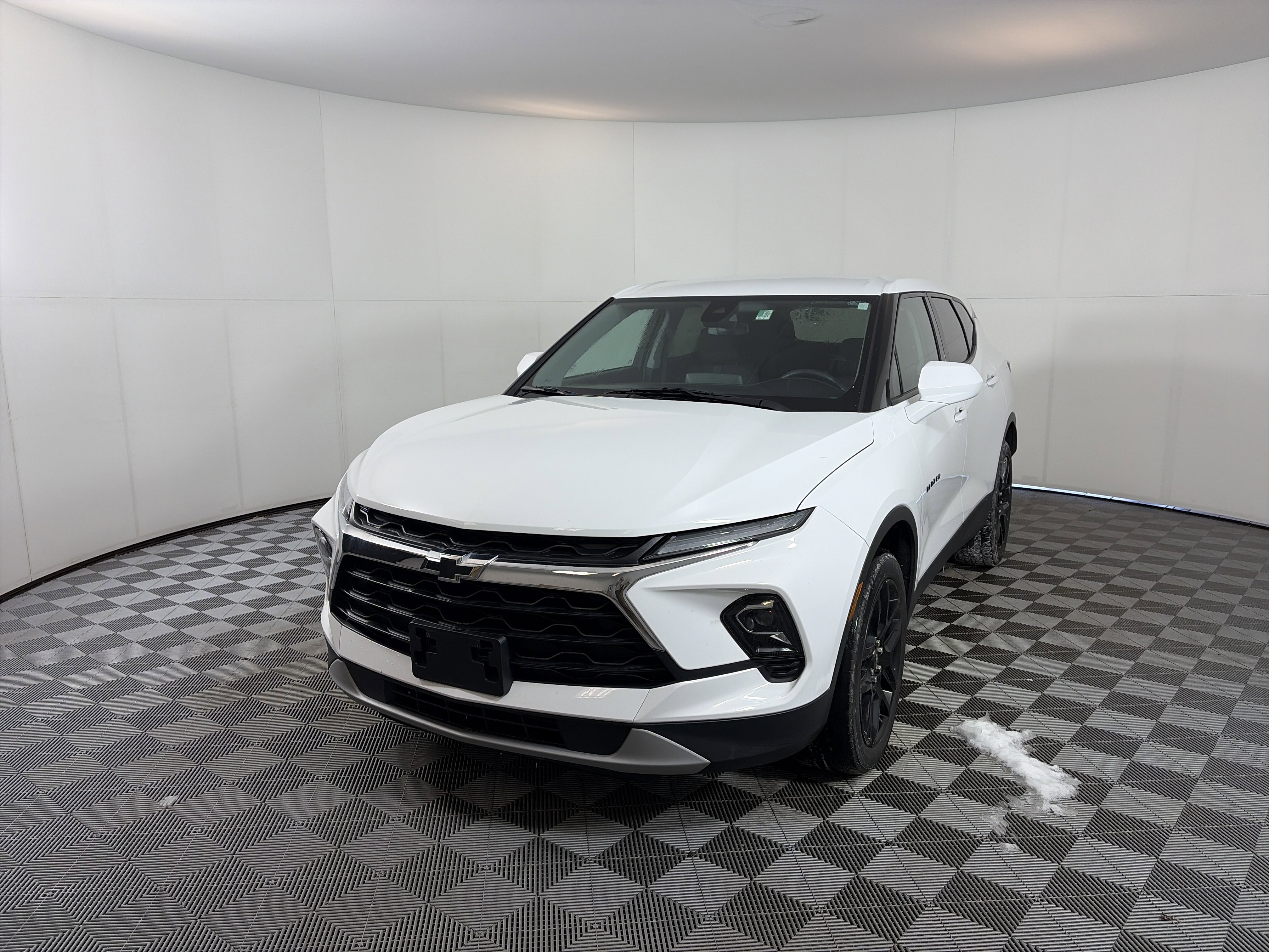 Used 2023 Chevrolet Blazer LT image 2