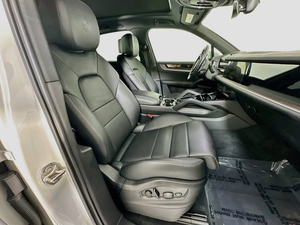 Certified 2024 Porsche Cayenne AWD/4WD image 30