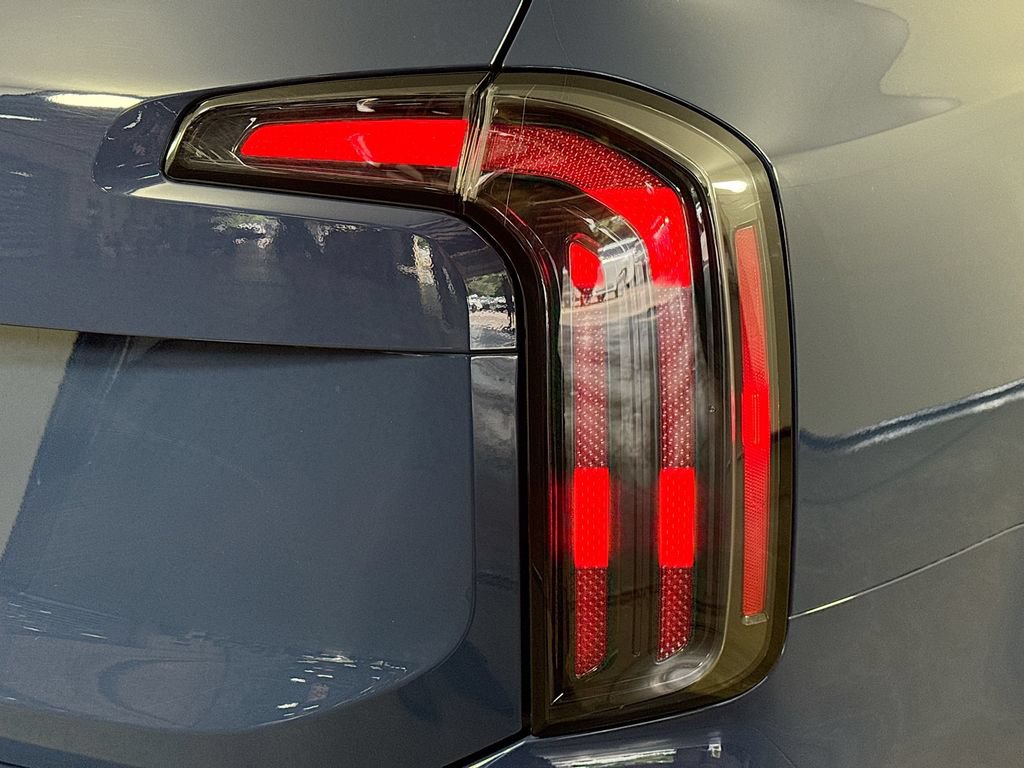 Used 2025 Kia Telluride EX w/ EX Captain's Chair Package FWD image 36