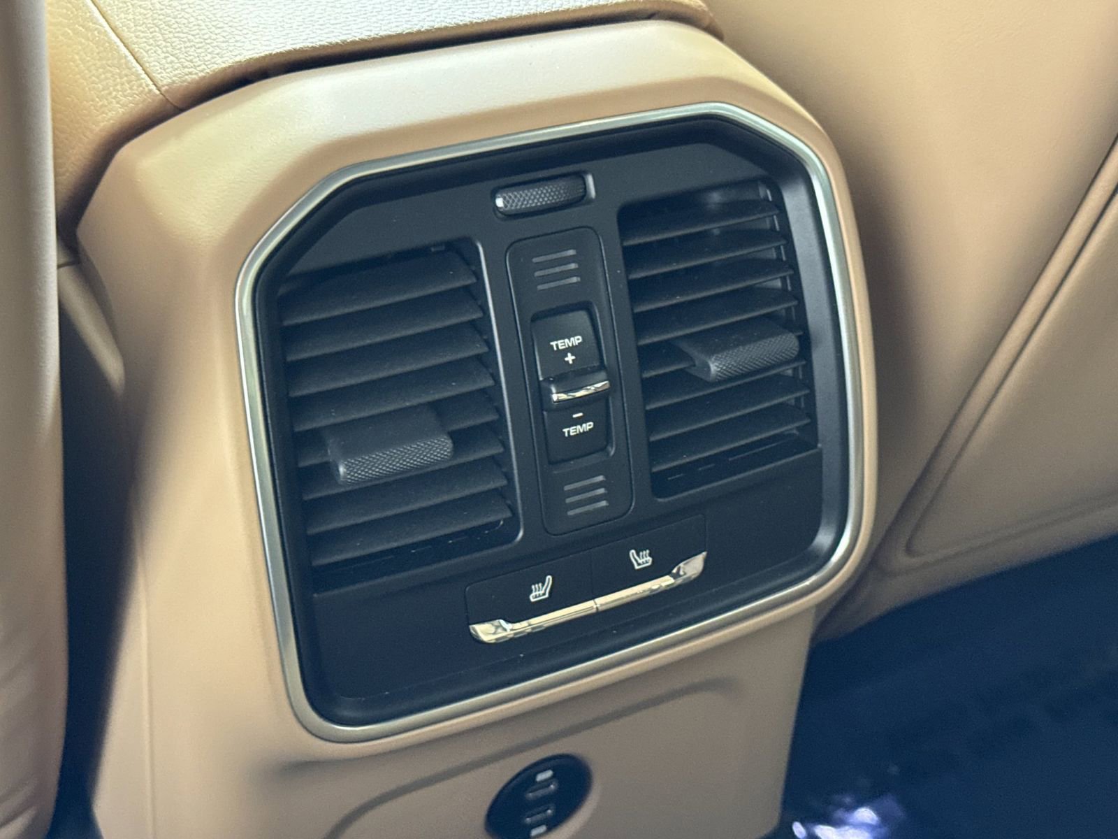 Certified 2025 Porsche Macan image 15