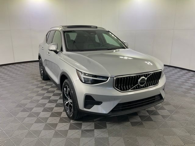 Certified 2025 Volvo XC40 B5 Core AWD/4WD image 3