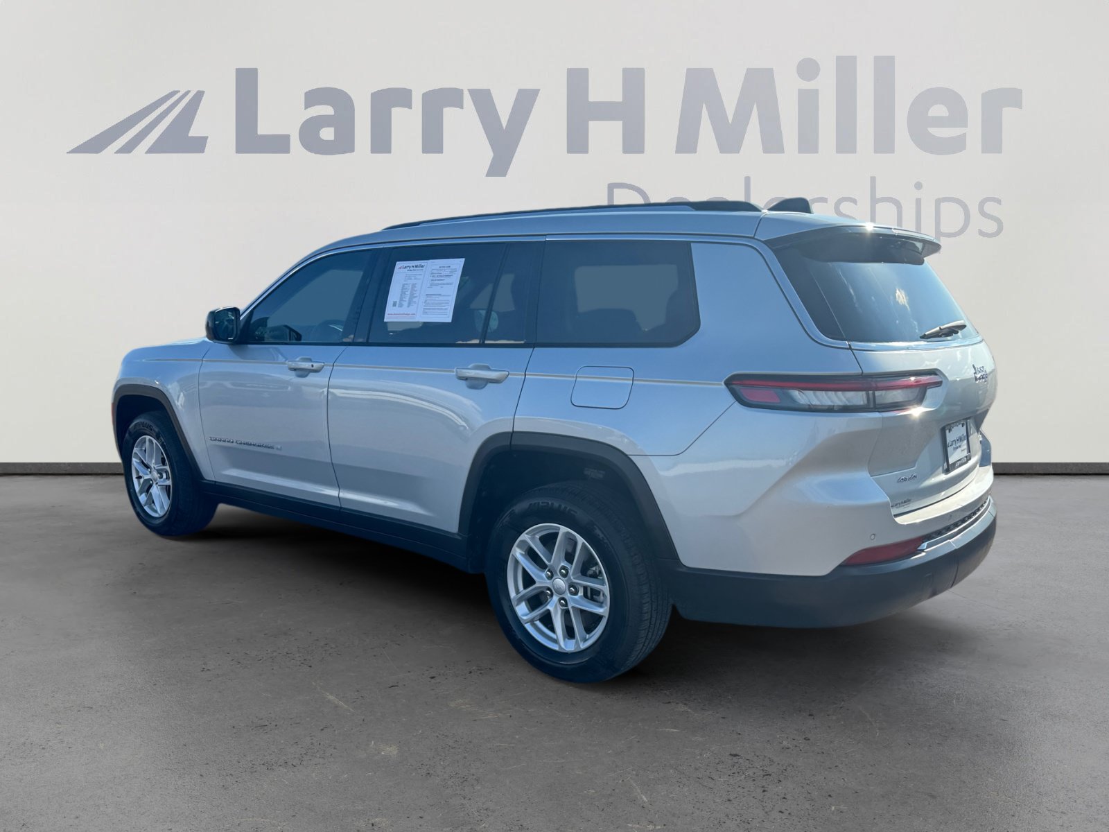 Used 2023 Jeep Grand Cherokee L Laredo AWD/4WD image 3