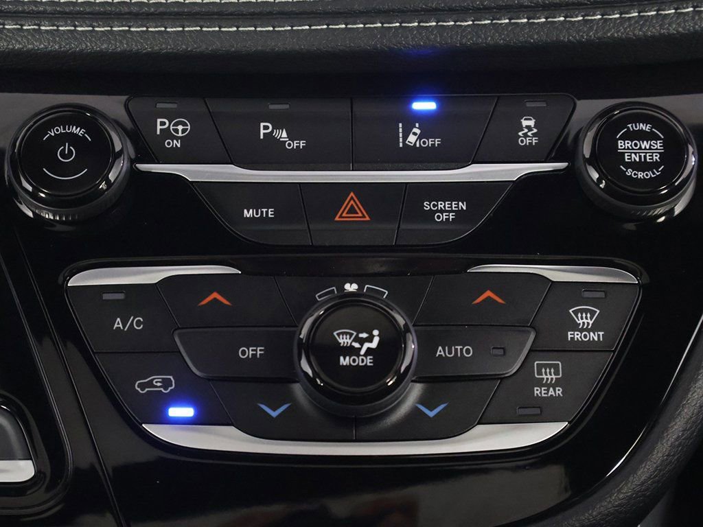 Used 2023 Chrysler Pacifica Limited w/ Uconnect Theater Family Group image 52