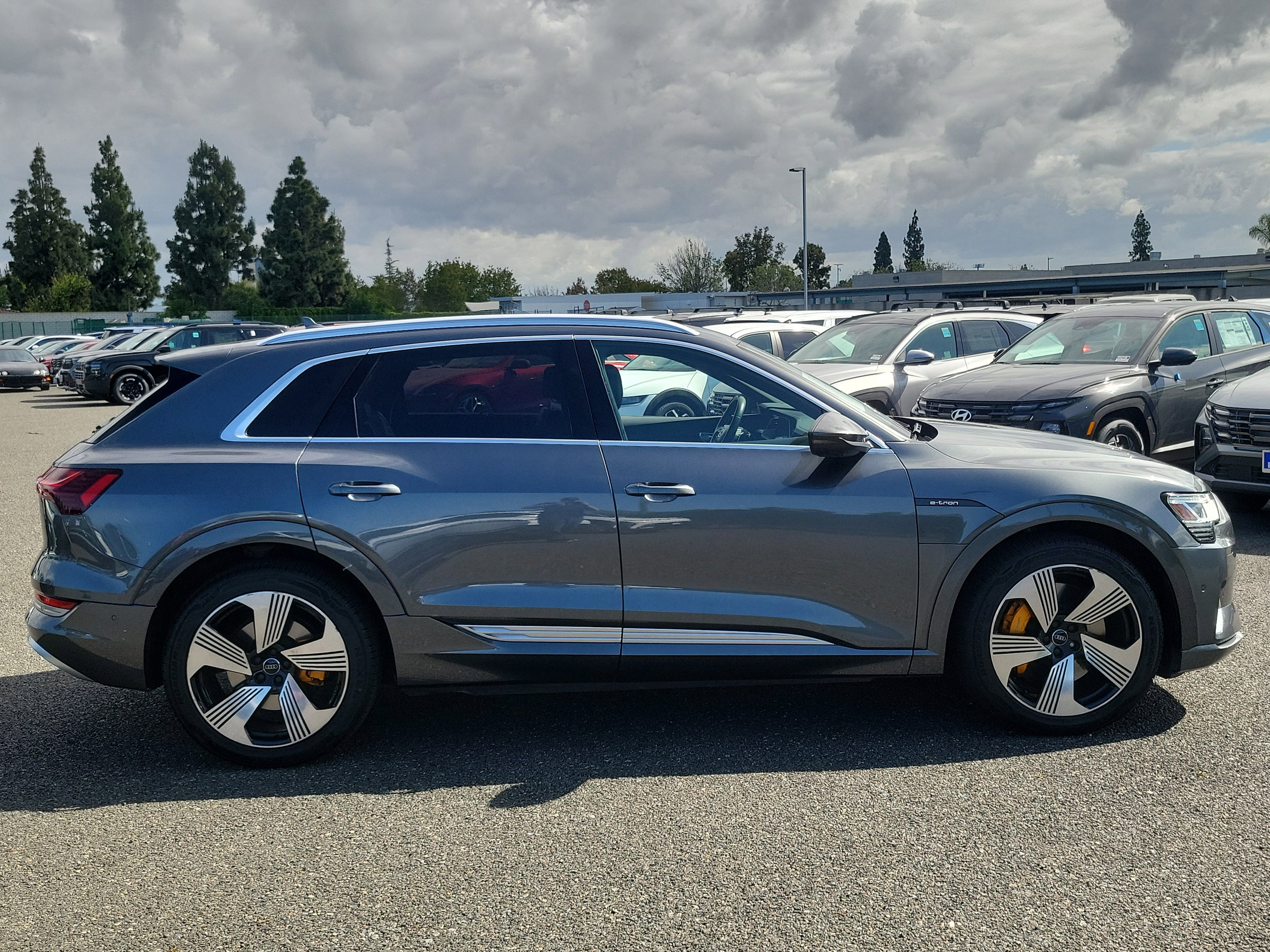 Used 2019 Audi e-tron Prestige w/ Prestige Package AWD/4WD image 5