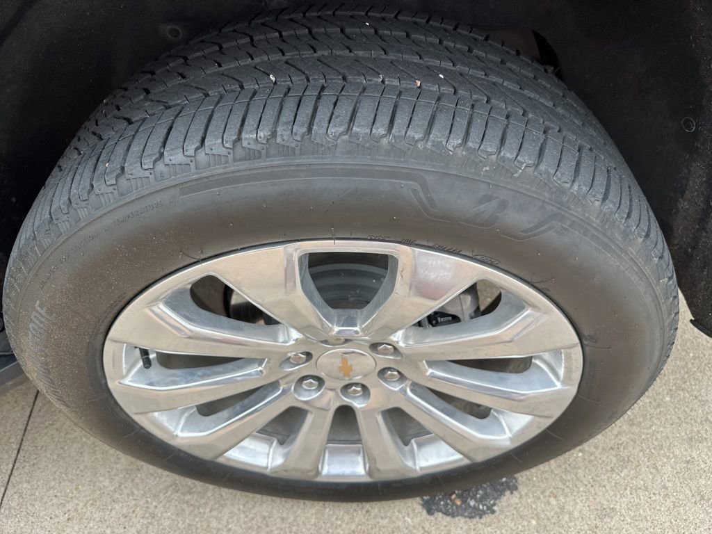 Used 2024 Chevrolet Suburban Premier w/ Premium Package RWD image 24