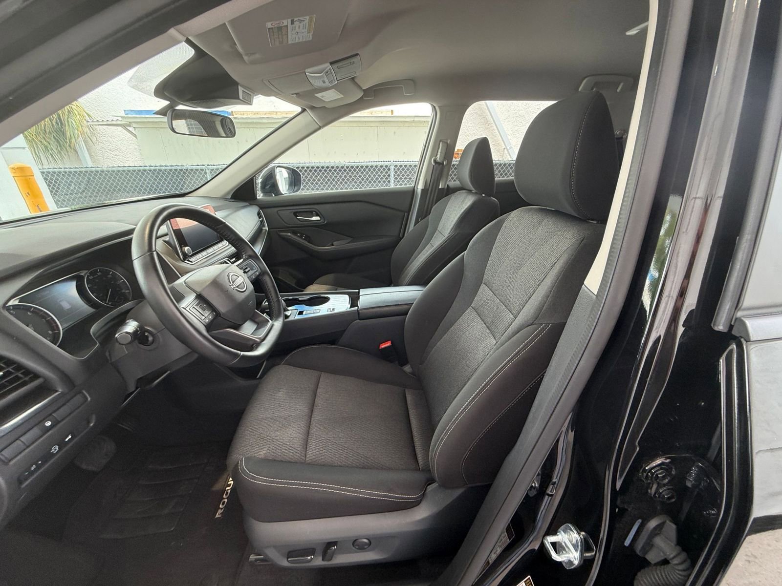 Used 2025 Nissan Rogue SV FWD image 29