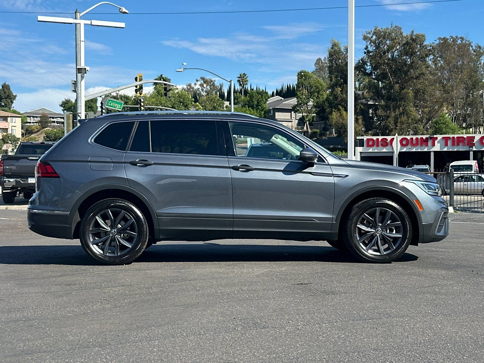 Used 2023 Volkswagen Tiguan SE FWD image 6