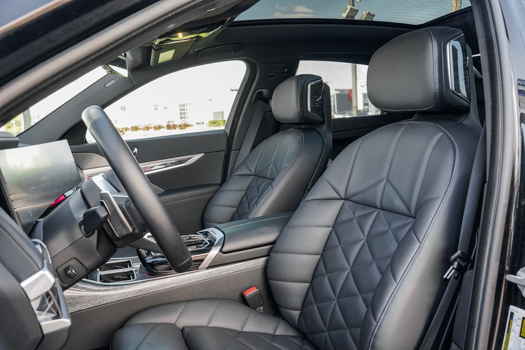 Used 2023 BMW 740i image 17