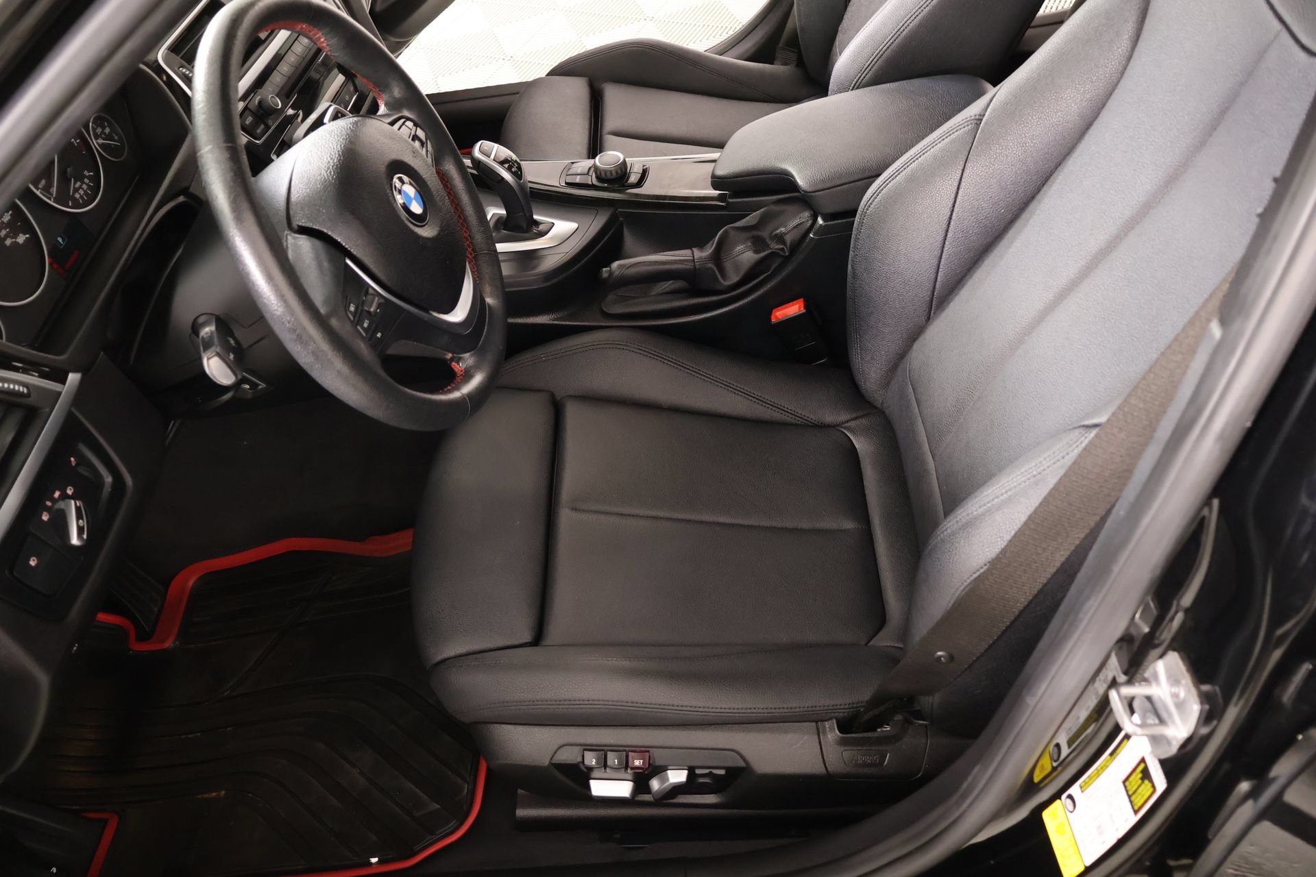 Used 2018 BMW 330i xDrive Sedan AWD/4WD image 11