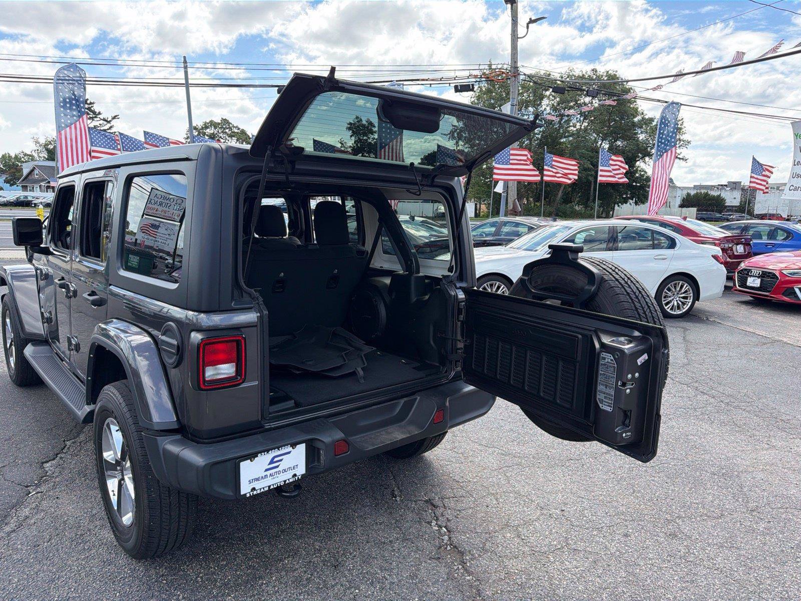 Used 2022 Jeep Wrangler Unlimited Sahara AWD/4WD image 12