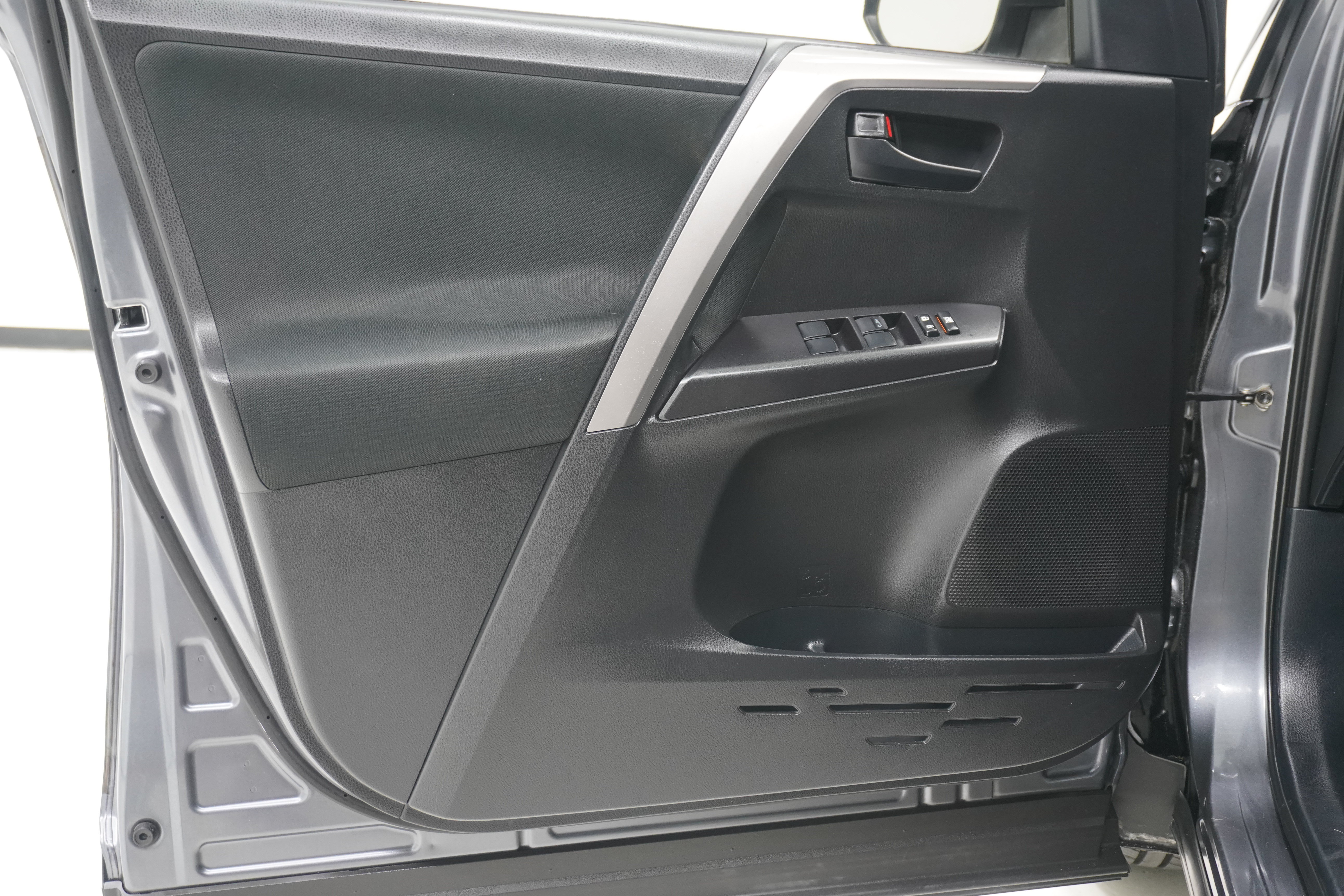 Used 2017 Toyota RAV4 LE FWD image 14