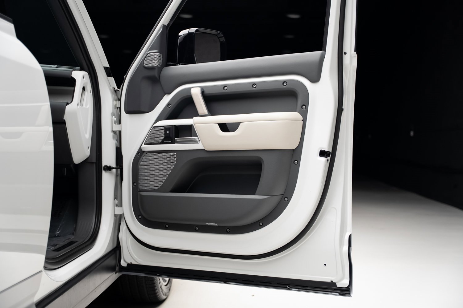 Used 2023 Land Rover Defender 130 First Edition image 60