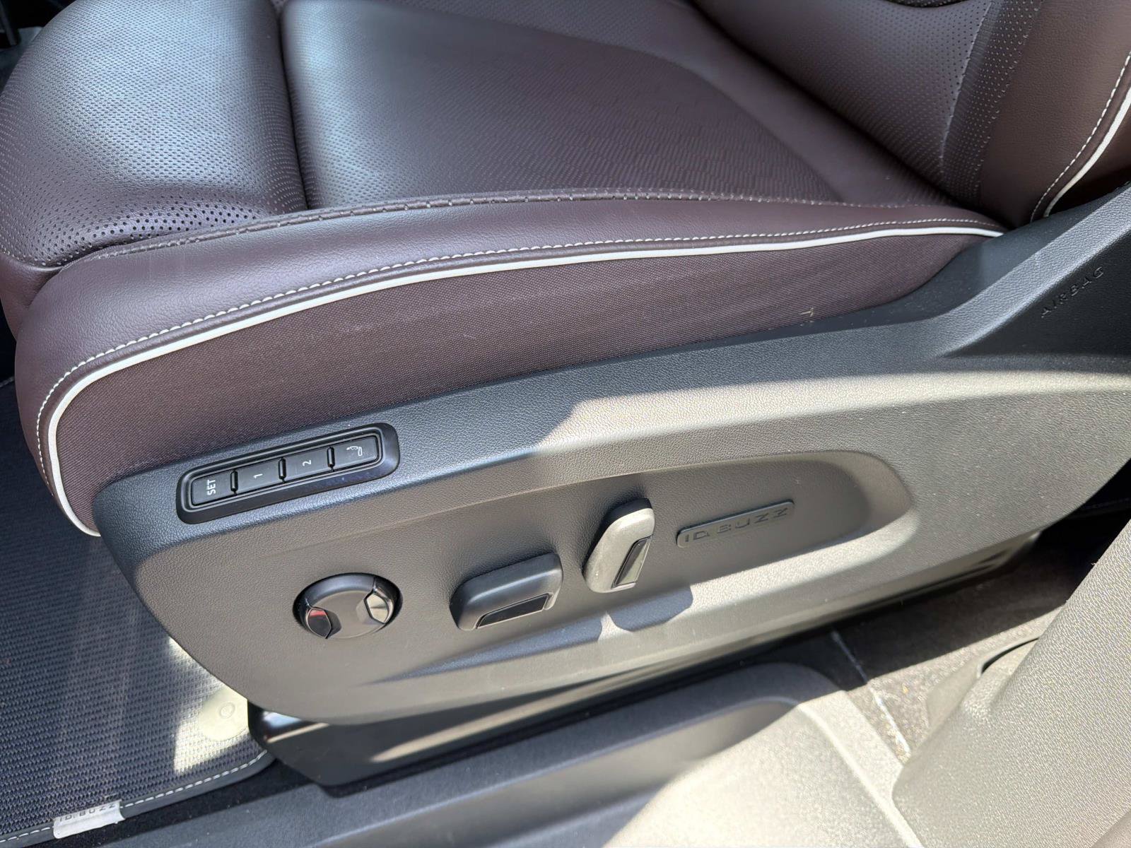 Certified 2025 Volkswagen ID. Buzz Pro S RWD image 15