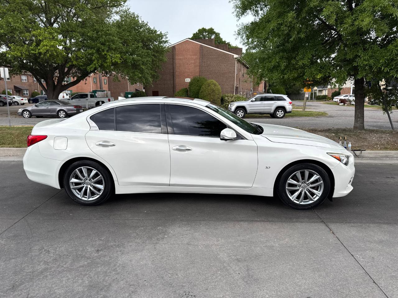 Used 2015 INFINITI Q50 Premium w/ Deluxe Touring Package AWD/4WD image 3
