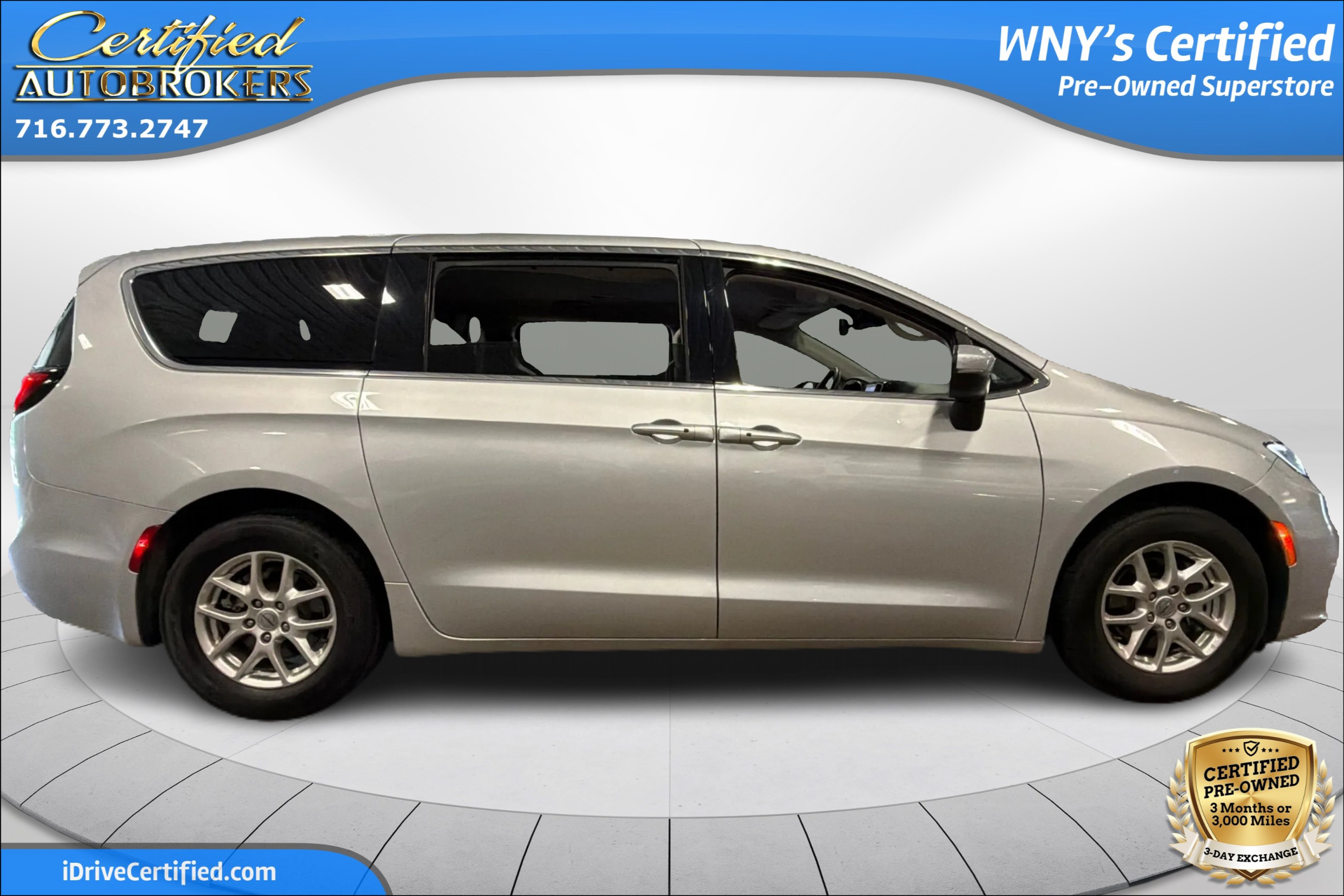 Used 2023 Chrysler Pacifica Touring-L FWD image 4