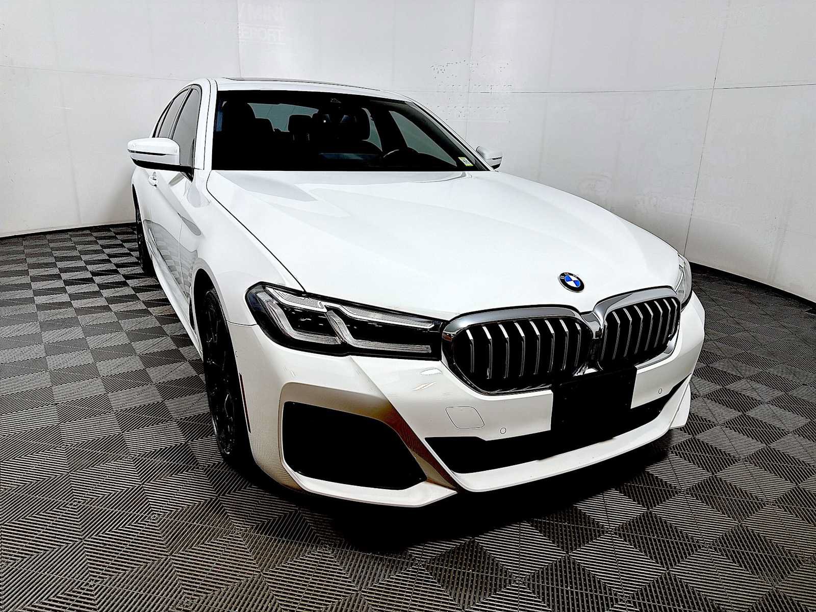 Used 2023 BMW 540i xDrive w/ M Sport Package AWD/4WD image 2