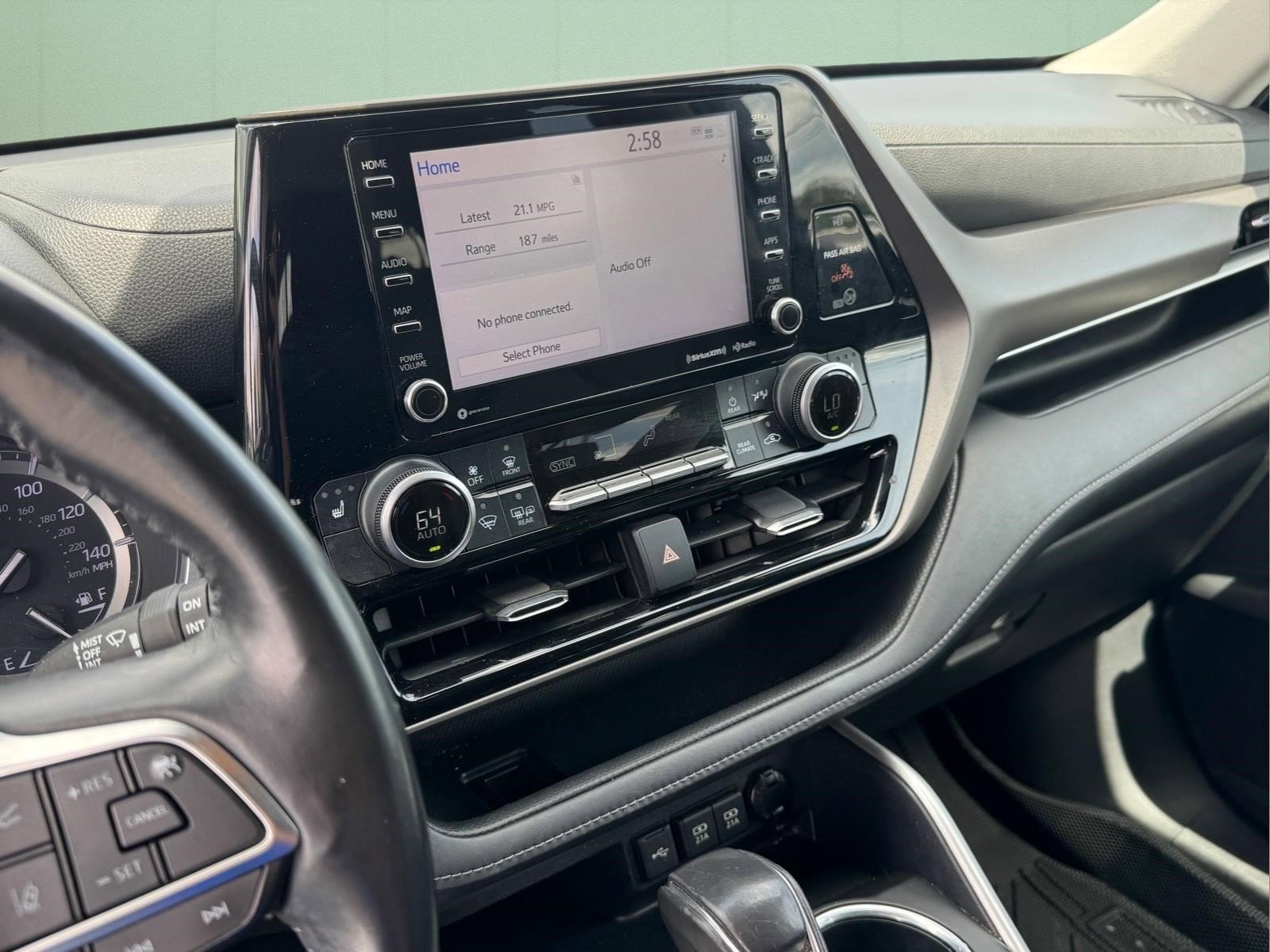 Used 2020 Toyota Highlander XLE FWD image 23