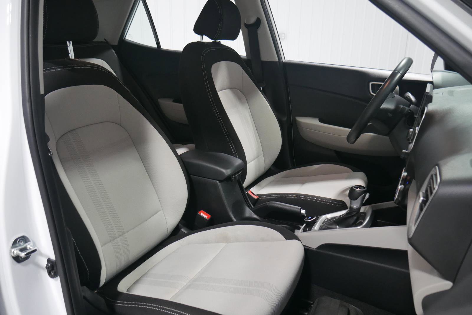 Used 2024 Hyundai Venue SEL image 15