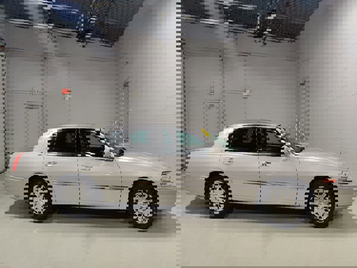 Used 2004 Lincoln Town Car Ultimate image 2