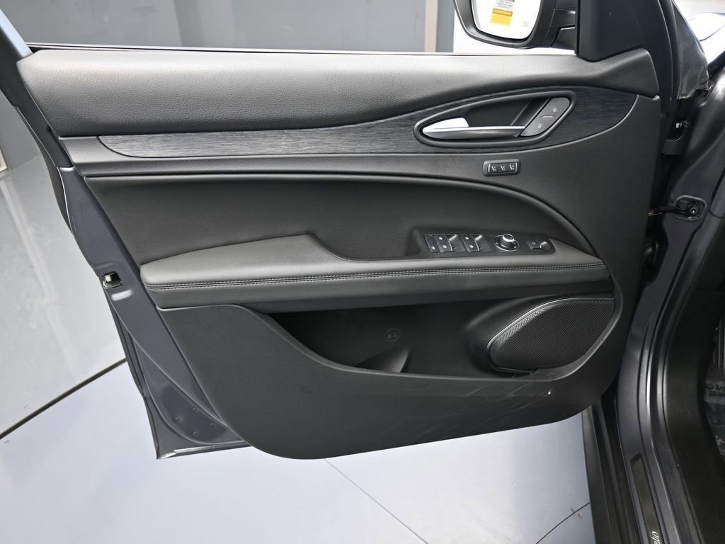Used 2023 Alfa Romeo Stelvio Sprint image 13