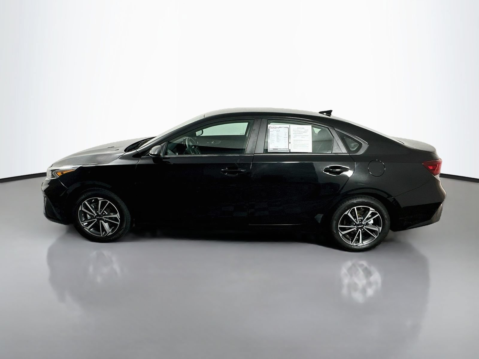 Used 2022 Kia Forte LXS FWD image 4
