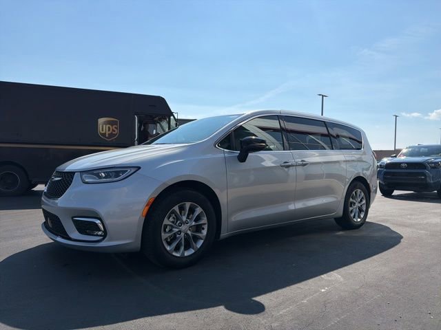 Used 2026 Chrysler Pacifica Limited FWD image 3
