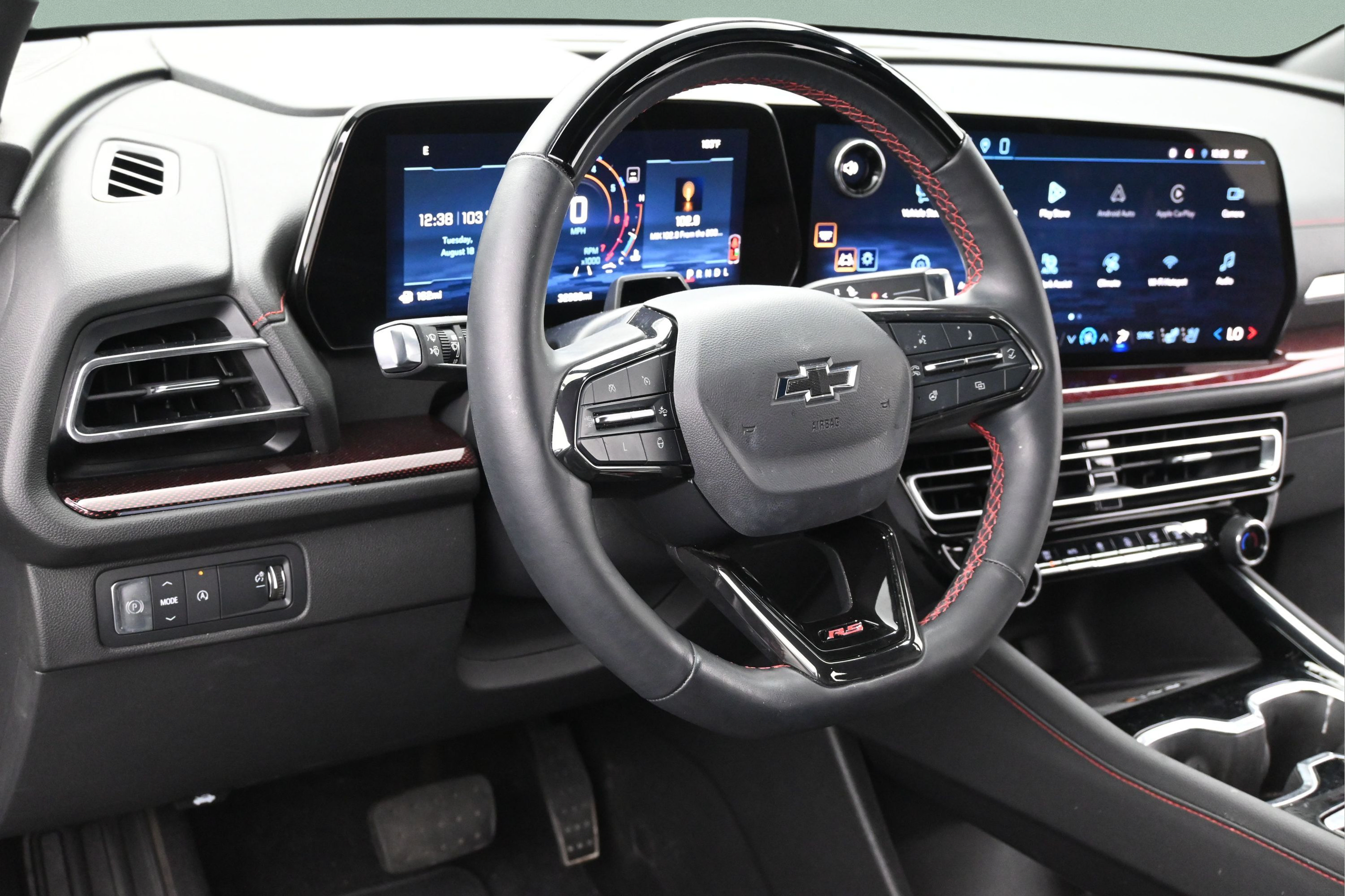 Used 2024 Chevrolet Traverse RS FWD image 13