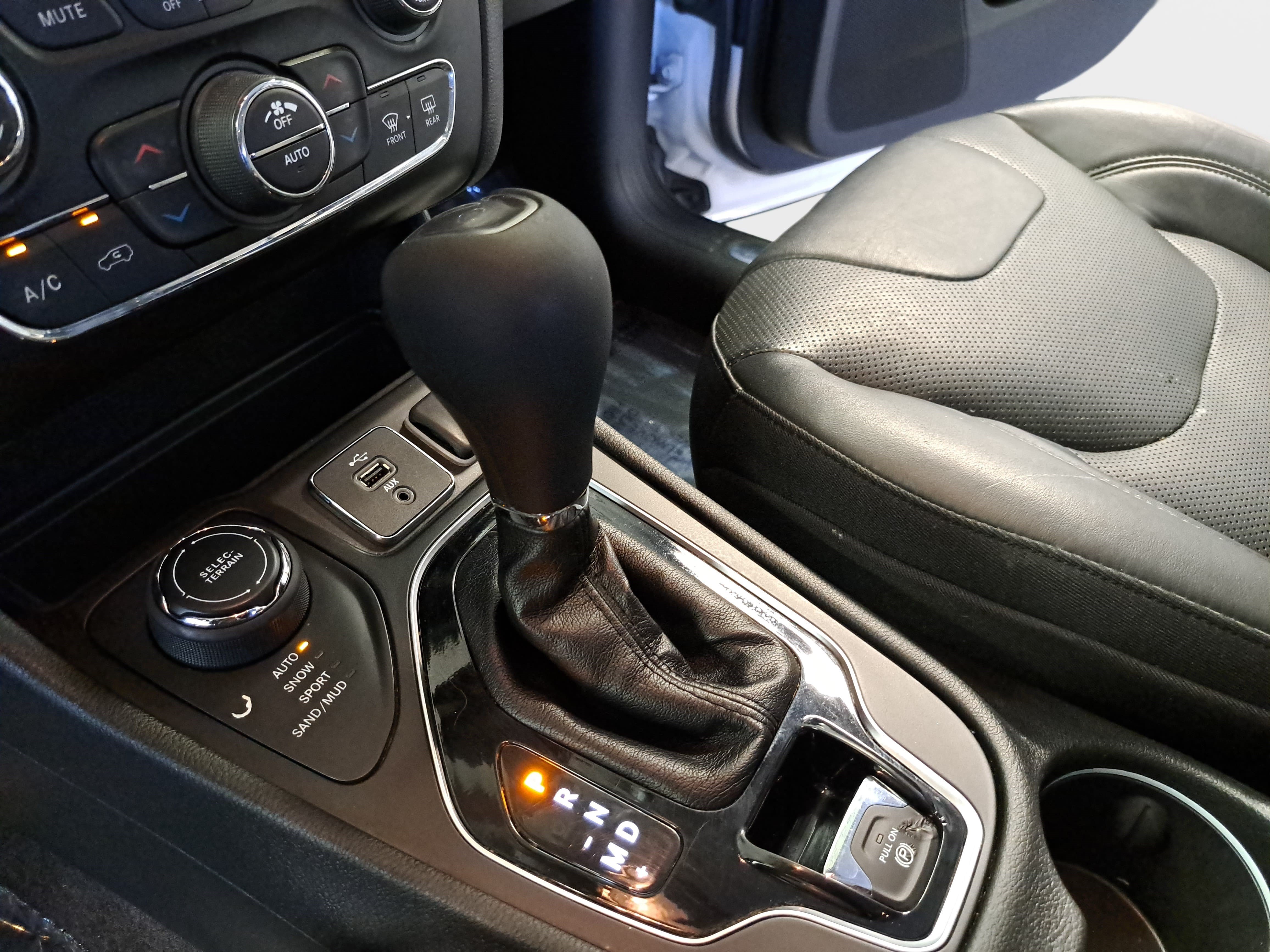 Used 2019 Jeep Cherokee Limited AWD/4WD image 23