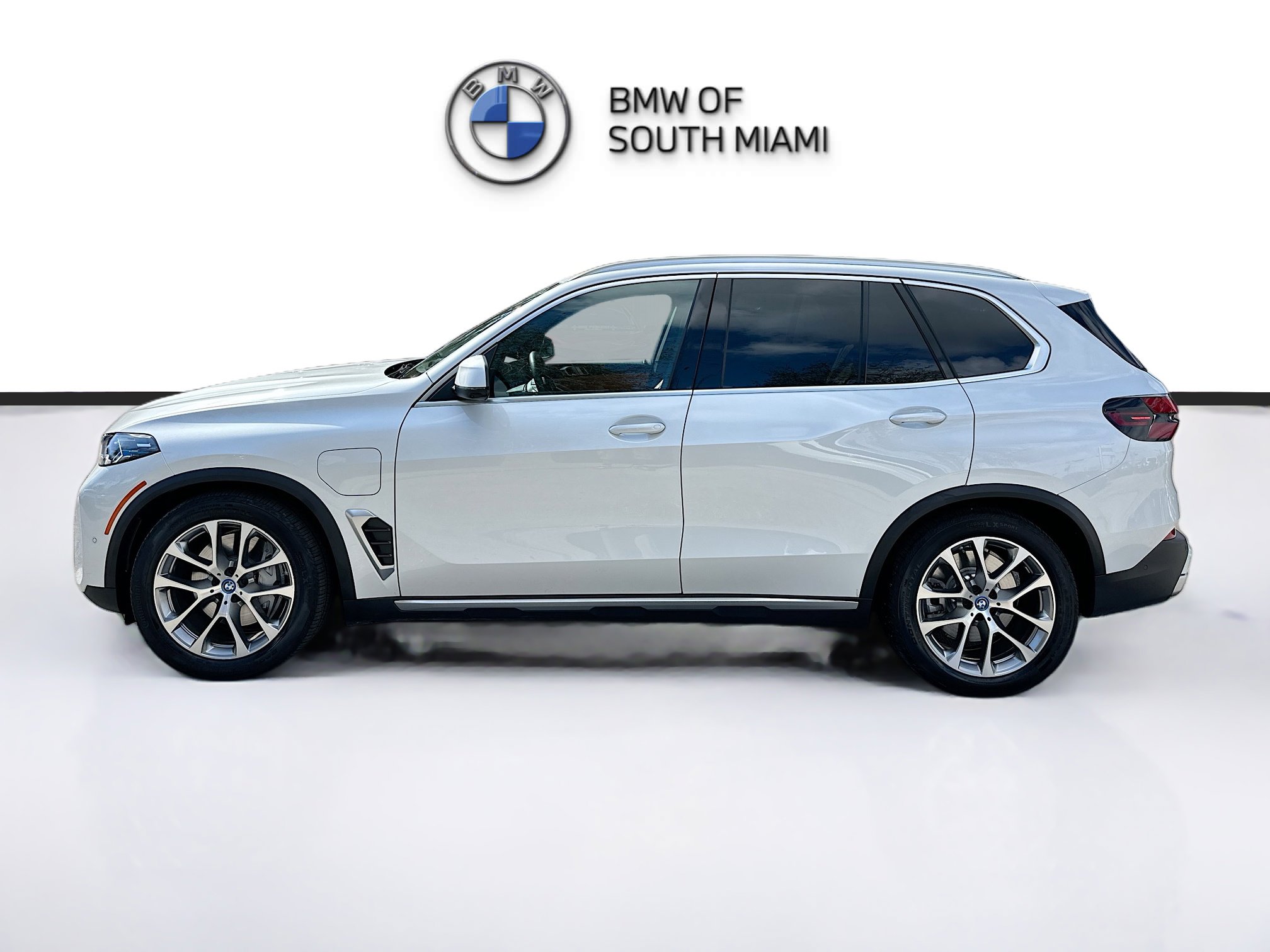 Certified 2025 BMW X5 xDrive50e image 4