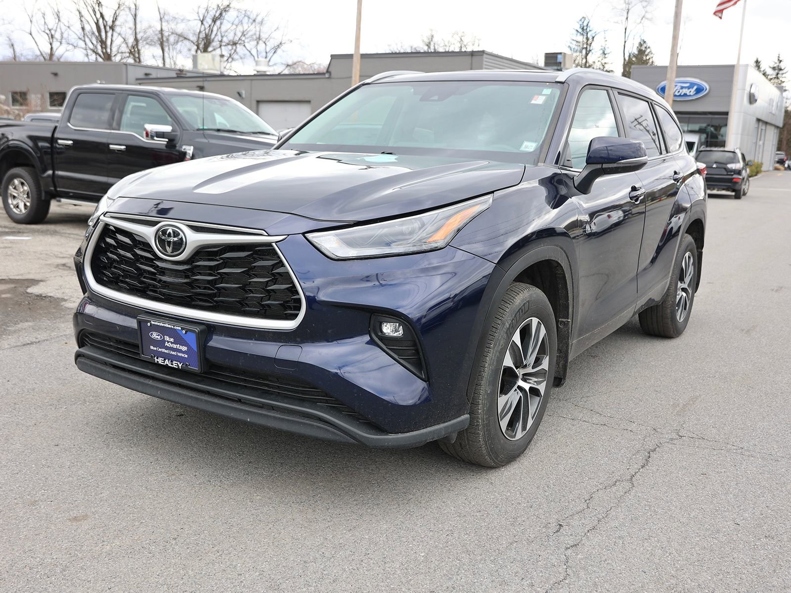 Used 2023 Toyota Highlander XLE AWD/4WD image 3