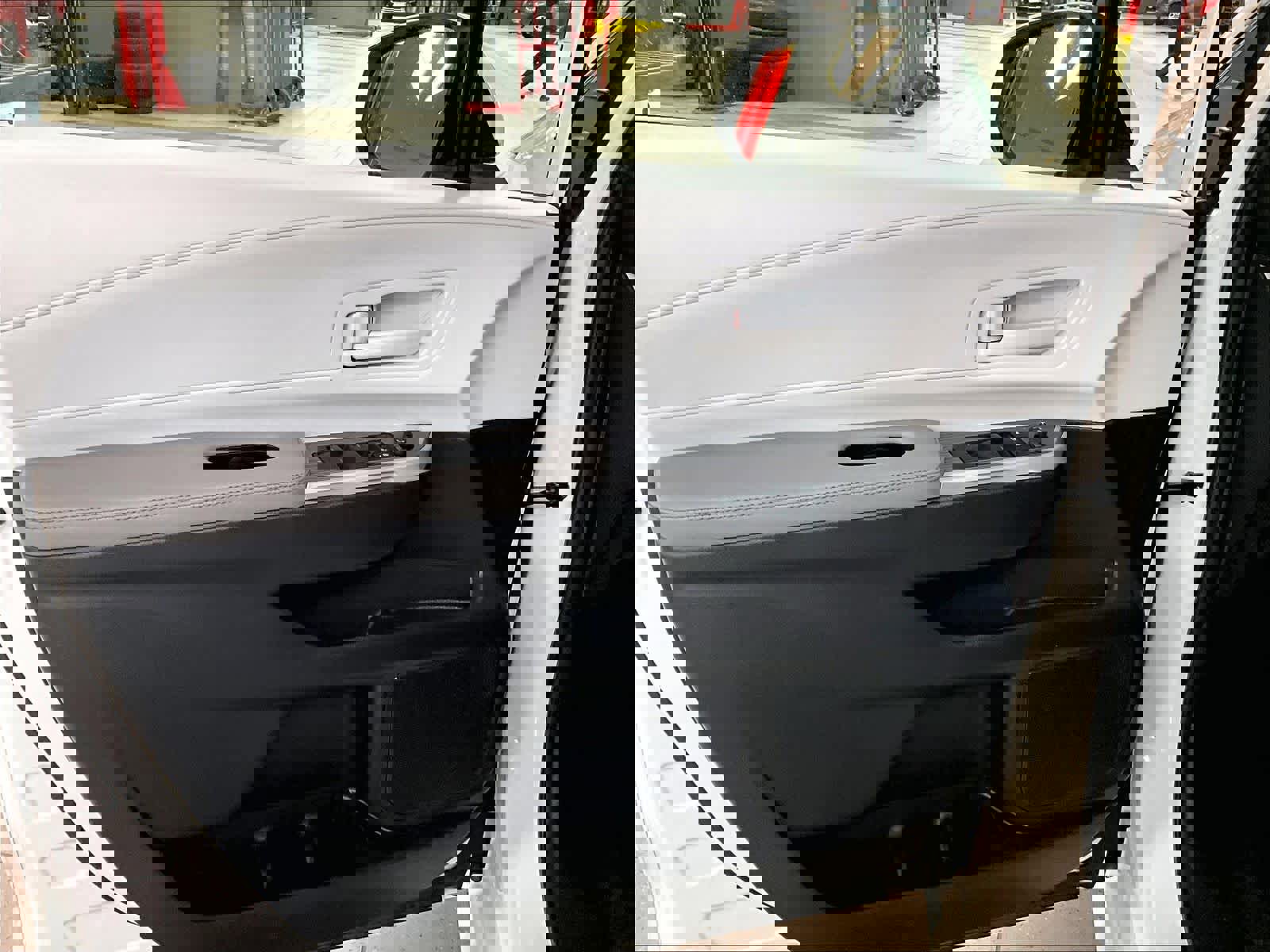 Used 2025 Toyota Sienna LE image 9