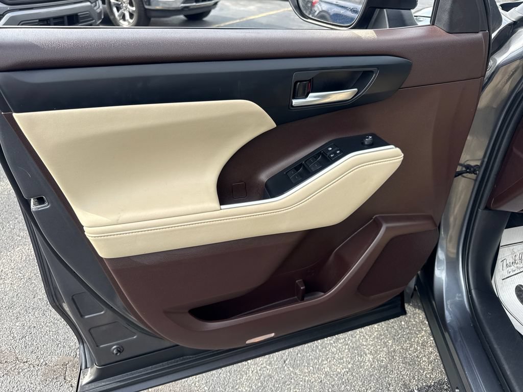 Used 2020 Toyota Highlander XLE AWD/4WD image 25