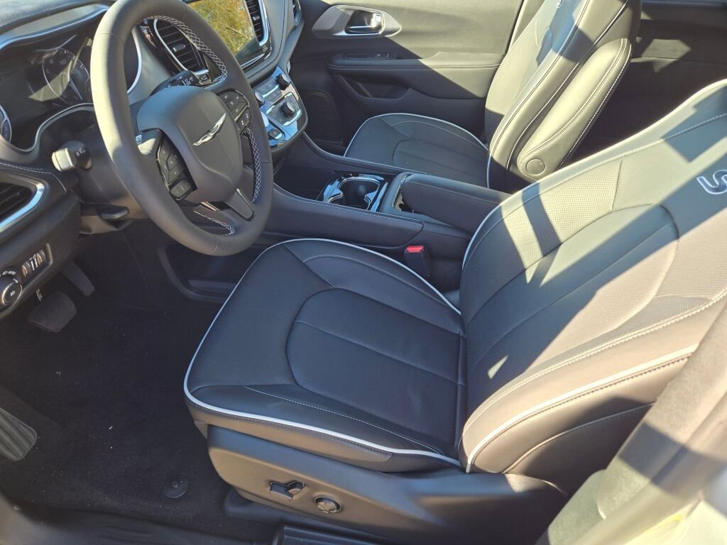 New 2026 Chrysler Pacifica Limited w/ S Appearance Package image 23