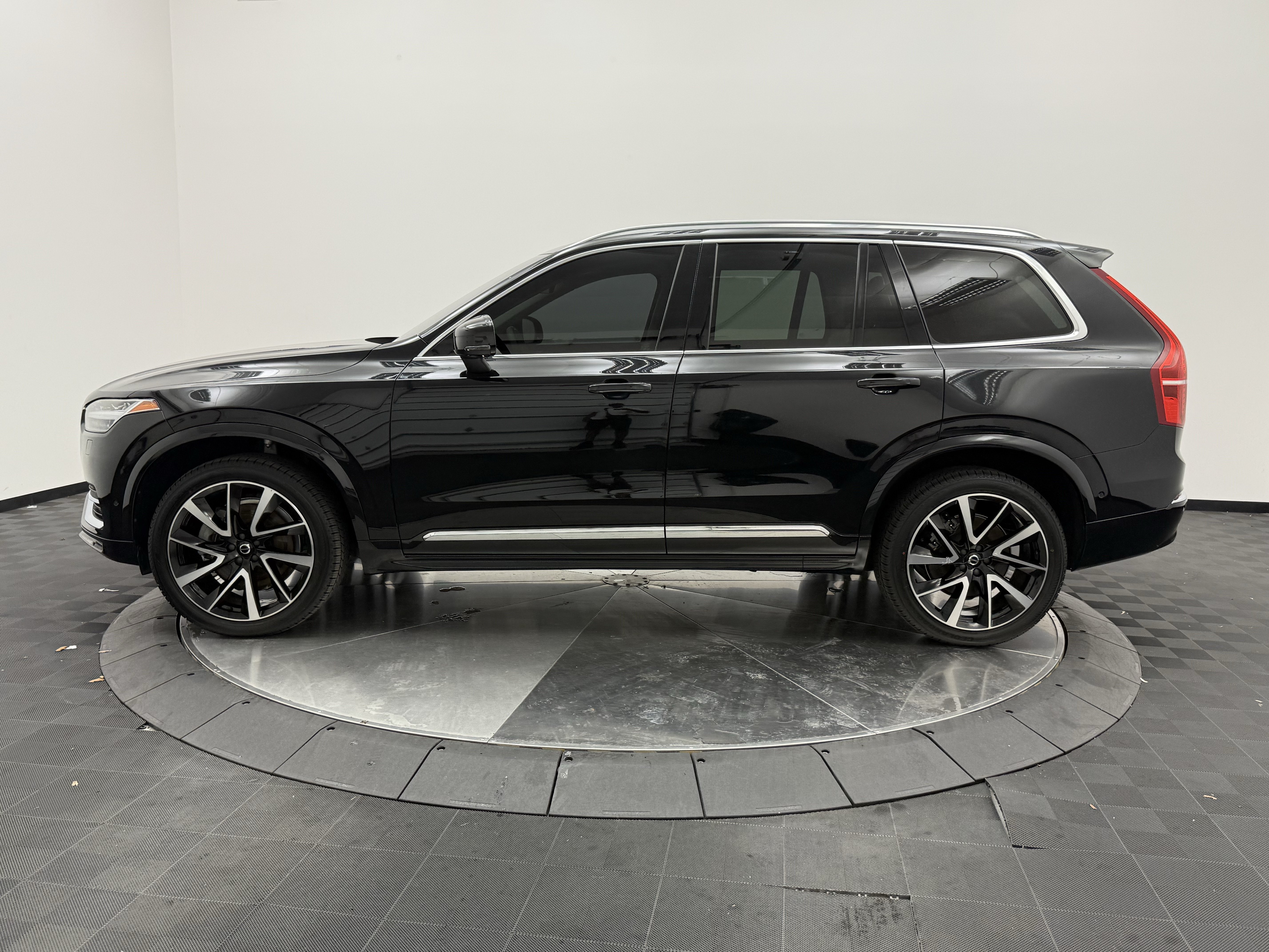 Certified 2023 Volvo XC90 B6 Plus w/ Protection Package Premier AWD/4WD image 4